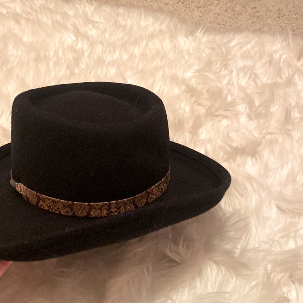 Black snake skin trim hat🖤💚